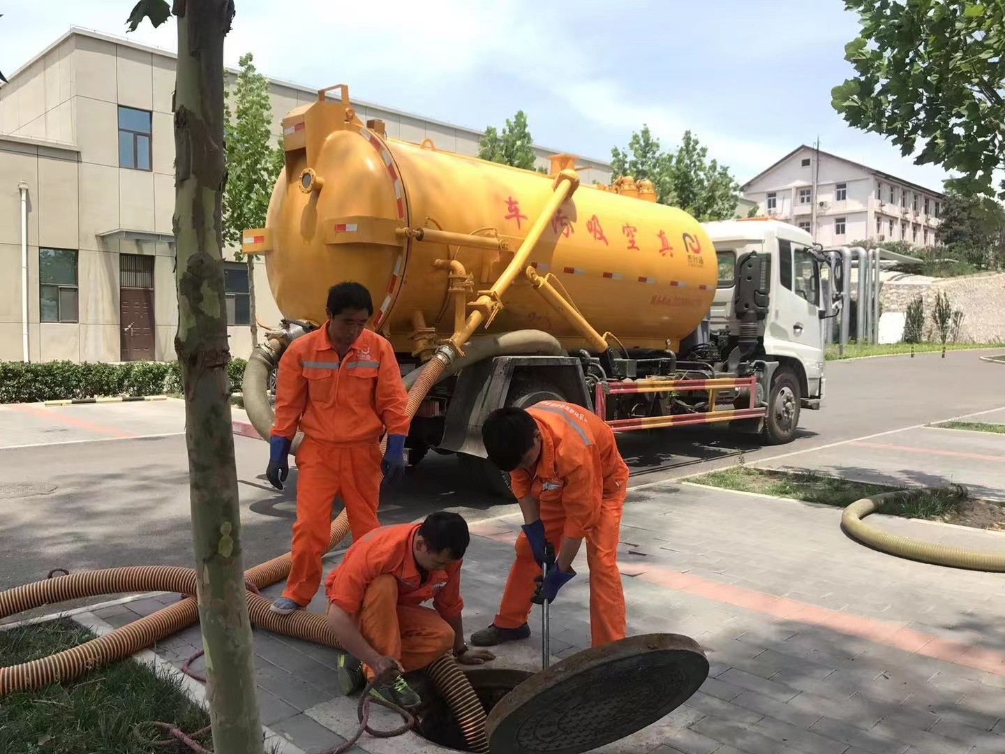 洛阳管道疏通车停在窨井附近