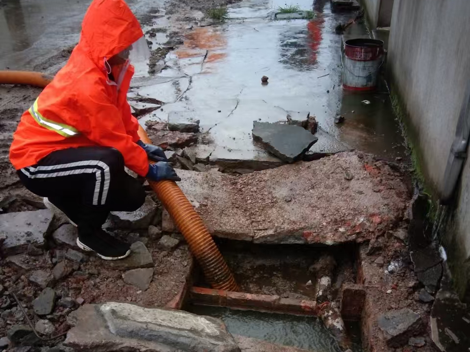 洛阳专业清理污水池 炜誉市政以规范流程守护城市 “肠道”